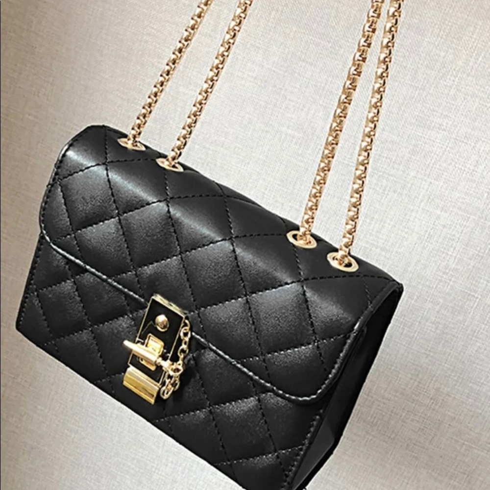 Toggle lock guilted flip chain bag